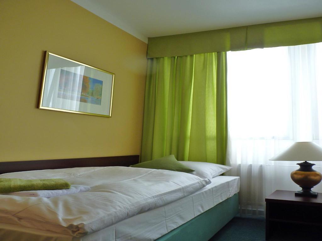 Hotel & Hostel Florian プラハ エクステリア 写真