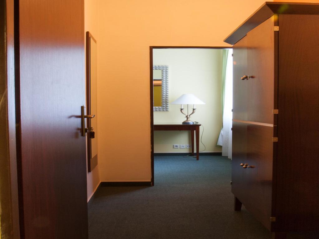 Hotel & Hostel Florian プラハ エクステリア 写真